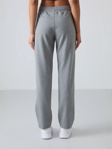 Tommy Life Regular Trousers in Grey