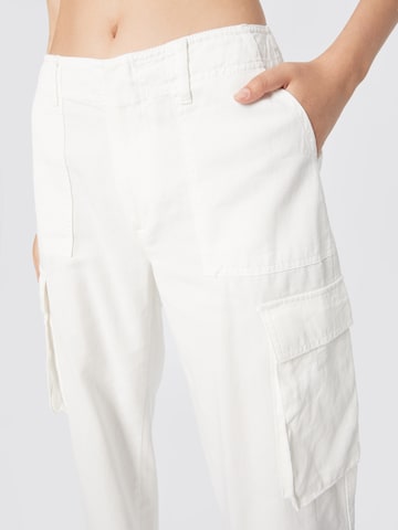 Gina Tricot Regular Карго панталон в бяло