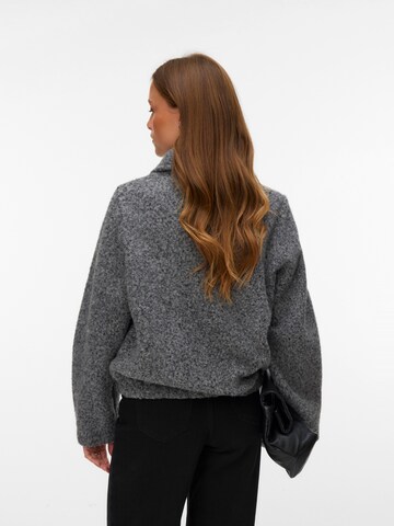 VERO MODA Přechodná bunda – šedá