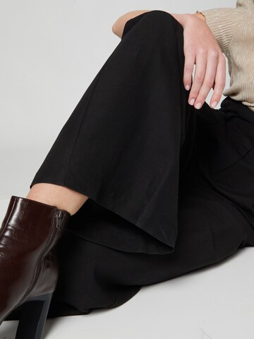 Wide leg Pantaloni con piega frontale 'Sofie' di Guido Maria Kretschmer Women in nero
