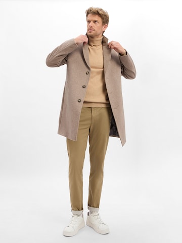 Finshley & Harding Between-Seasons Coat in Beige