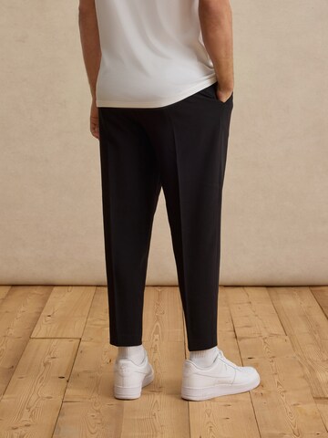 DAN FOX APPAREL Конический (Tapered) Плиссированные брюки 'Toni' в Черный