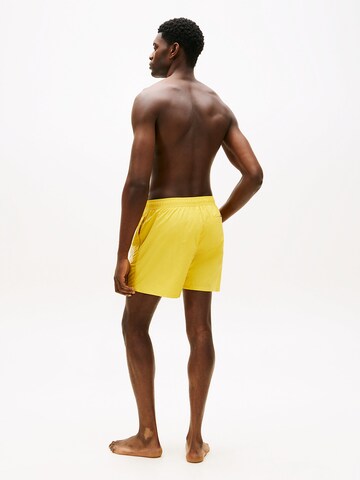TOMMY HILFIGER Badeshorts in Gelb