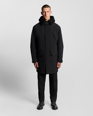 Lyle & Scott Tussenparka in Zwart: voorkant