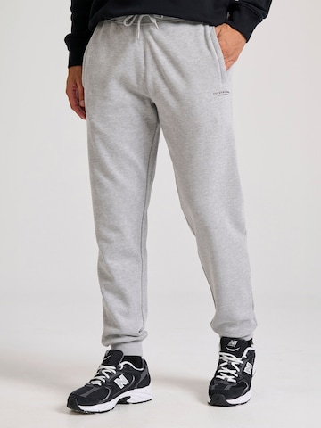 Funky Buddha Дънки Tapered Leg Панталон в сиво: отпред