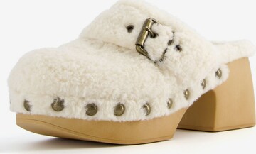 Bershka Clogs in Wit: voorkant