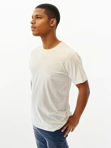 A Question Of (AQO) Bluser & t-shirts 'Anders Tee Garment Dyed' i hvid