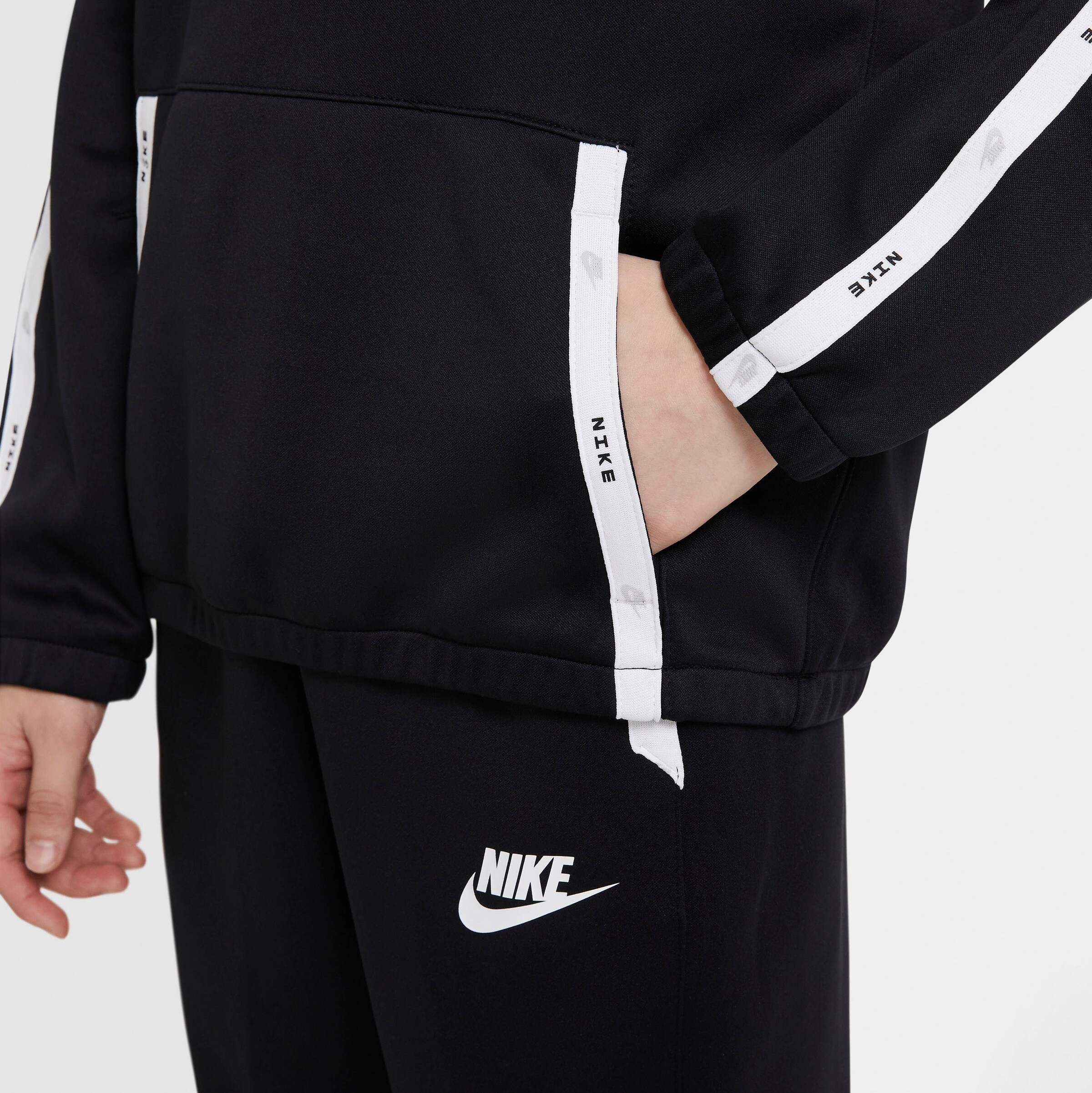 Kinder Teens (Gr. 140-176) Nike Sportswear Jogginganzug in Schwarz - TI23153 Kinder Teens (Gr. 140-176) Nike Sportswear Jogginganzug in Schwarz - TI23153