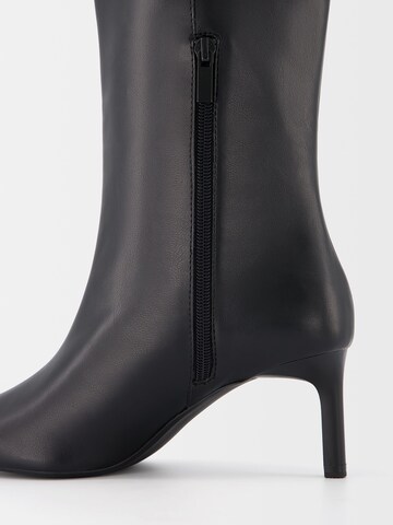 Bershka Stiefel in Schwarz
