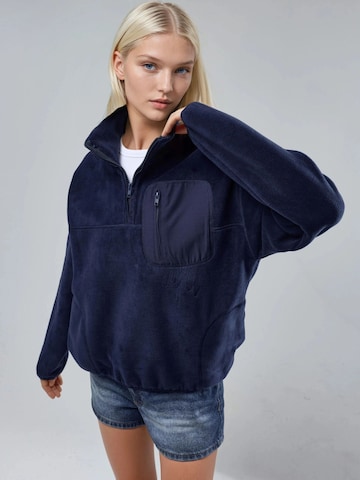 Pullover di Busem in blu: frontale