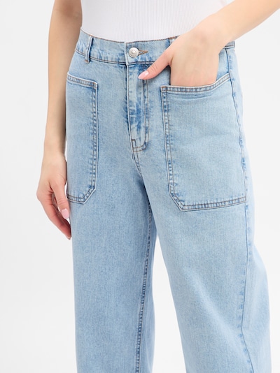 Marie Lund Jean en 25-26 en bleu, Vue avec produit
