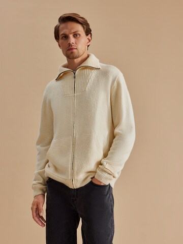 Vestes en maille 'John' DAN FOX APPAREL en beige : devant