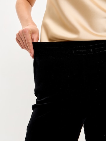 regular Pantaloni 'Velvet flared trousers' di Serena Silueta in nero