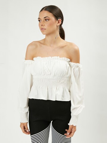 Influencer Blouse in White: front