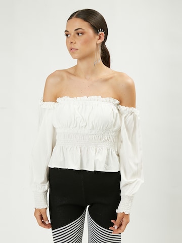 Influencer Blouse in White: front