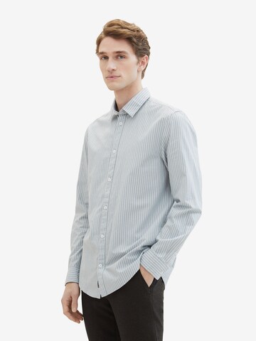 Coupe regular Chemise TOM TAILOR en gris : devant