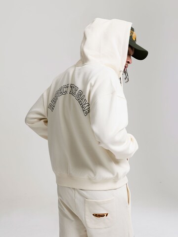 AND1 Sweatjacka 'Respect The Game' i beige: framsida