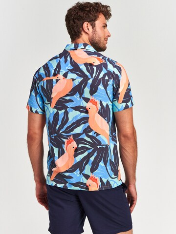 Coupe regular Chemise 'Tropical Cockatoo' Shiwi en bleu