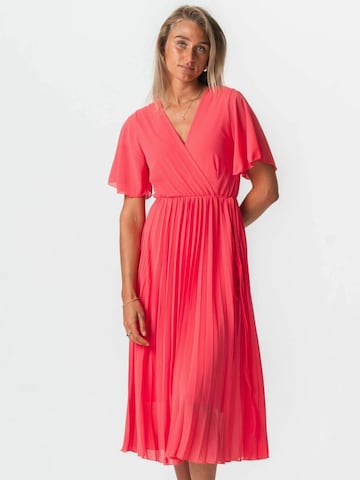 Rochie ' Lina ' de la TEESHOPPEN pe roșu: față