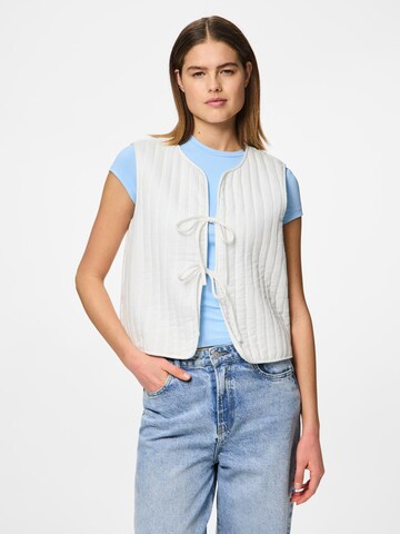 Gilet 'PCMastina' PIECES en blanc : devant