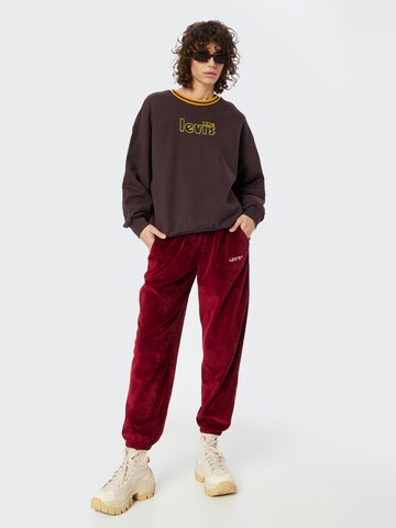 LEVI'S ® - Tapered Pantalón 'Graphic Laundry Sweatpant' en rojo