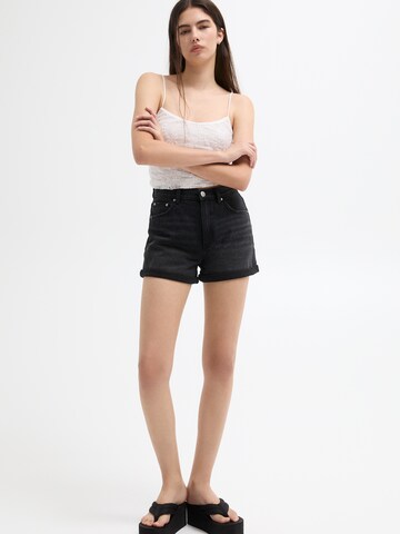 Pull&Bear Regular Shorts in Schwarz