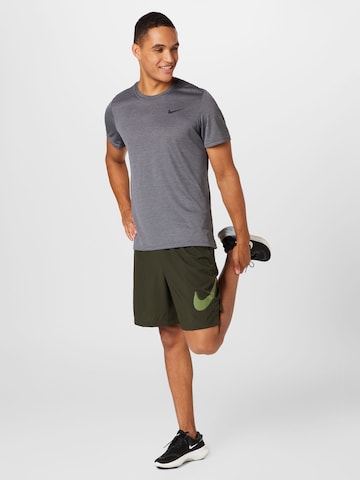 NIKE Loosefit Sportshorts in Grün