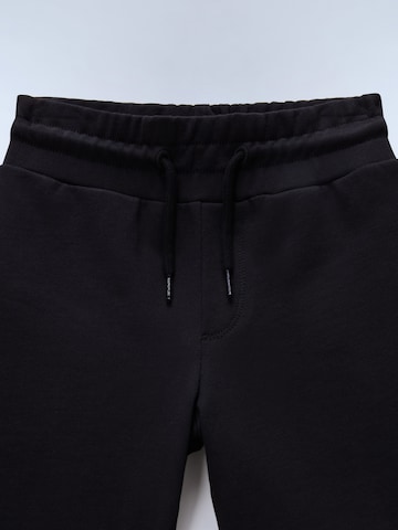 NAPAPIJRI Štandardný strih Nohavice 'K Nalis' - Čierna