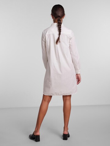 Robe-chemise 'Jayla' PIECES en blanc