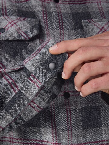 Next - Ajuste regular Camisa en gris