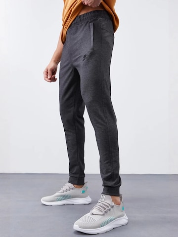 Tommy Life - Skinny Calças de desporto 'Jogginghose' em cinzento