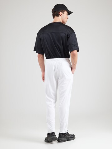 NIKE Zwężany krój Spodnie sportowe 'HERITAGE' w kolorze biały