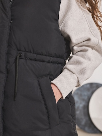 Next Vest in Black