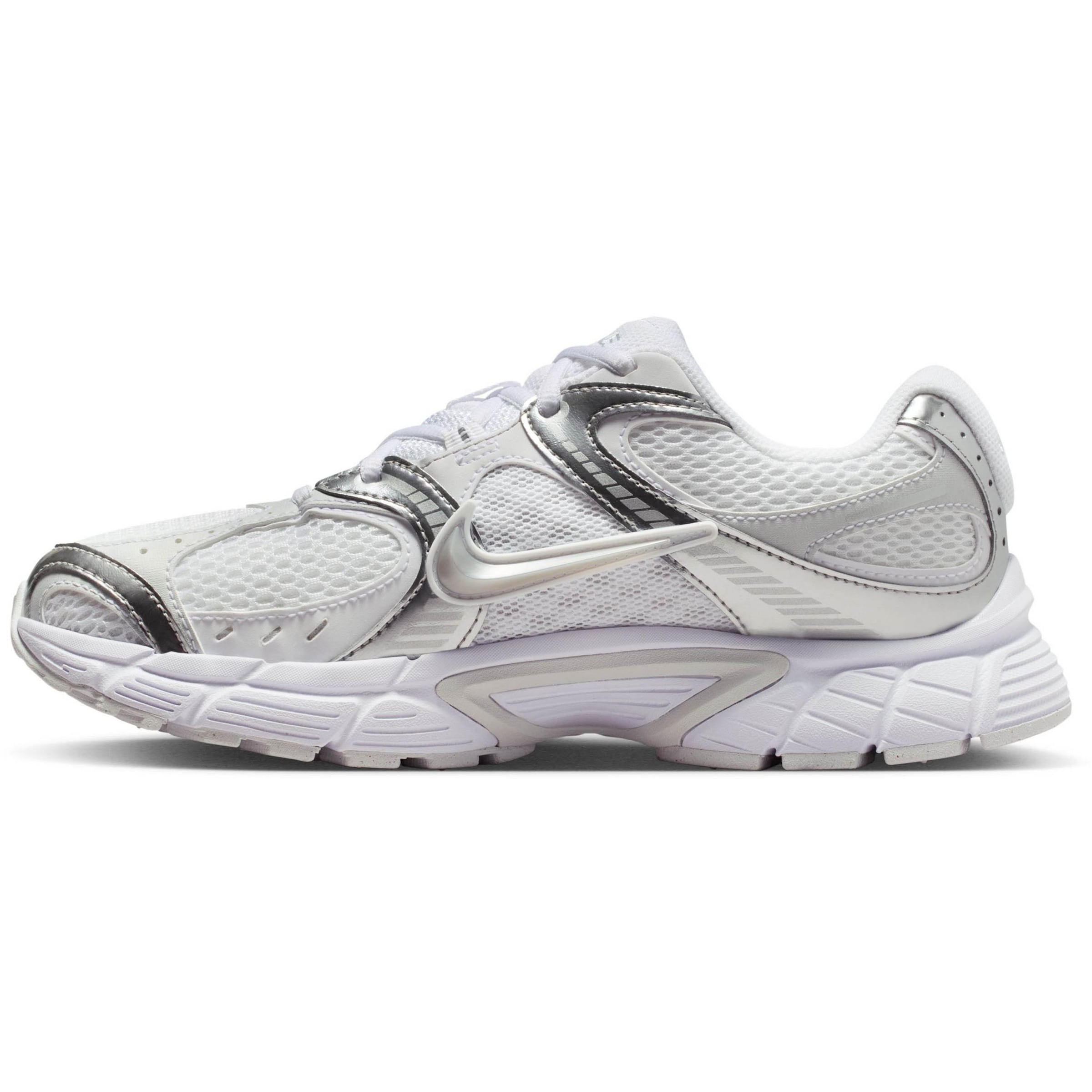 NIKE Sneakers ' V5 RNR' in Beige: front