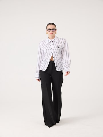 HOLLY LOLLY Flared Pantalon in Zwart