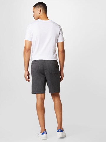 SKECHERS Regular Sportshorts in Grau