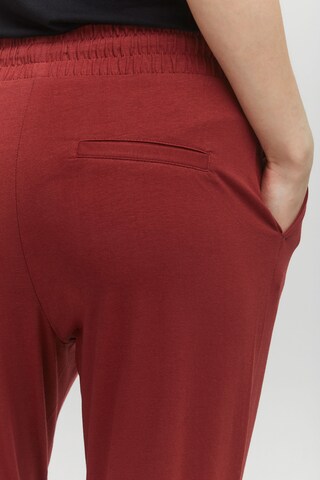 Tapered Pantaloni con pieghe 'Pandina' di b.young in rosso