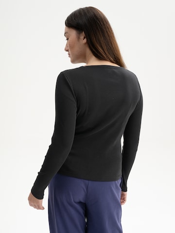 MELA T-shirt 'MEHAR' i svart
