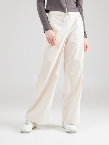 Loosefit Pantaloni 'ESSNTL' de la Nike Sportswear pe bej: față