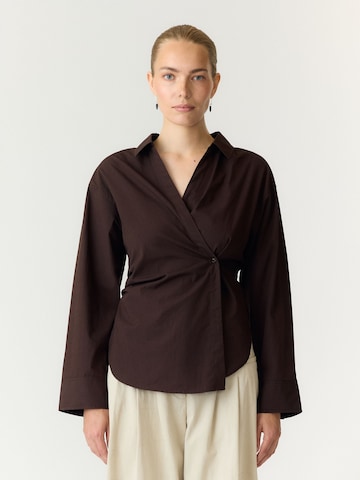 YAS - Blusa 'YASAREMIA' en marrón: frente