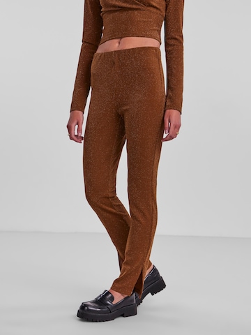 Coupe slim Pantalon 'LINA' PIECES en marron : devant
