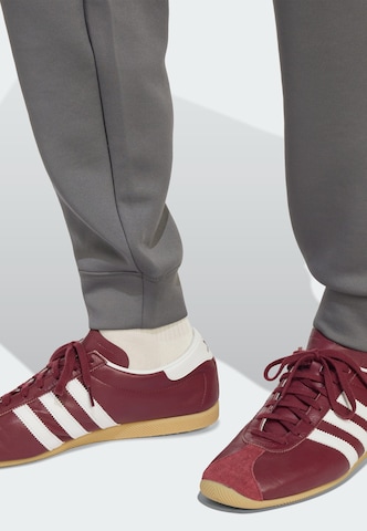ADIDAS ORIGINALS - Tapered Pantalón 'Trefoil Essentials' en gris