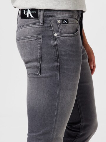 Calvin Klein Jeans تقليدي جينز بلون أسود