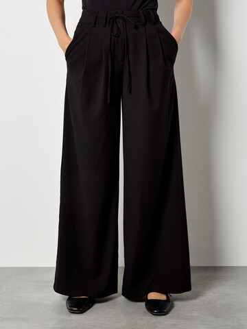 Apricot Wide Leg Pleat Detail Wide Leg Drawstring Trousers ' ' in Schwarz: Vorderseite