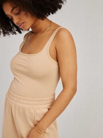 A LOT LESS Top 'Jamira' in Beige: front