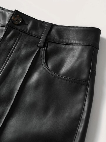 MANGO Normální Kalhoty se sklady v pase – černá