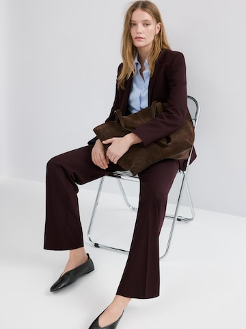 Evazați Pantaloni cu dungă 'PBBERGEN' de la MANGO pe roșu