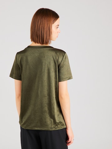 Tricou de la GAP pe verde