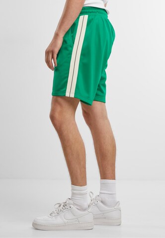Regular Pantalon Urban Classics en vert