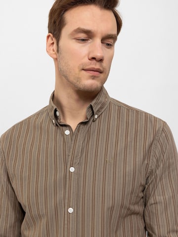 By Diess Collection - Regular Fit Camisa em castanho